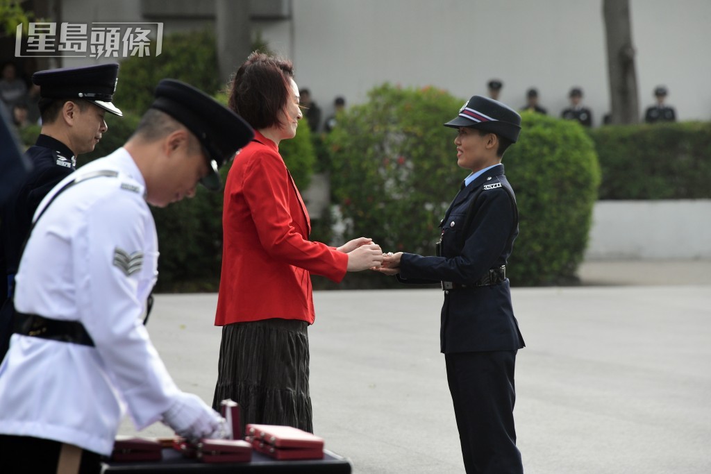 李慧琼頒獎給傑出學員。