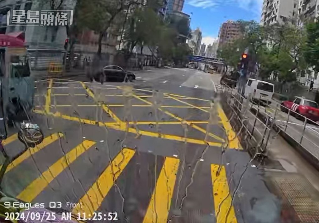 車Cam顯示小巴衝紅燈。fb車cam L（香港群組）圖片