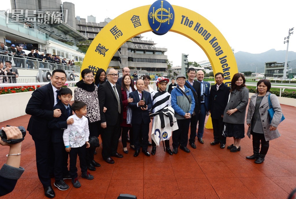 「花好月盈」馬主包大偉 (右四)，與第五場的「堅闖」馬主張顯信 (右三) 是多年好朋友。