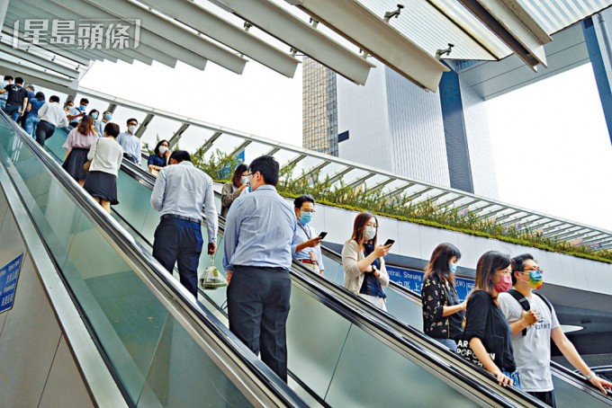 有消息指政府計劃改變評核制度,變成「常態分布評級」,即俗稱「拉Curve」,初步方向是表現最差的最少5%公務員將不獲增薪點。資料圖片 有消息指政府計劃改變評核制度,變成「常態分布評級」,即俗稱「拉Curve」,初步方向是表現最差的最少5%公務員將不獲增薪點。資料圖片