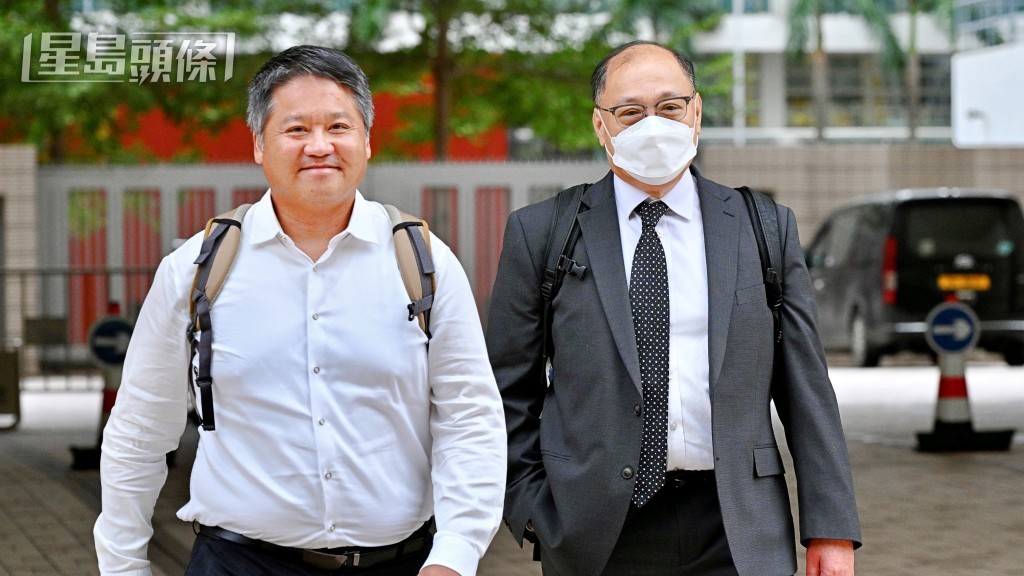 海事处时任首席验船主任何志荣(右)。苏正谦摄 海事处时任首席验船主任何志荣(右)。苏正谦摄