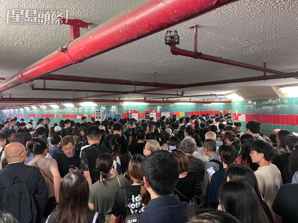 大批市民塞在大埔墟站等候登上港鐵接駁巴。讀者提供圖片 大批市民塞在大埔墟站等候登上港鐵接駁巴。讀者提供圖片