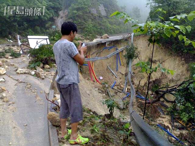 通往大澳唯一陸路羌山路,因黑雨發生山泥傾瀉被沖毀,導致居民斷水,及電話服務中斷。資料圖片 通往大澳唯一陸路羌山路,因黑雨發生山泥傾瀉被沖毀,導致居民斷水,及電話服務中斷。資料圖片