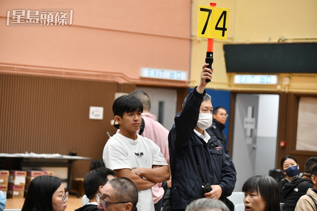 蘇先生(白衣服)以13.5萬元投得4個相連濕貨攤位。 蘇先生(白衣服)以13.5萬元投得4個相連濕貨攤位。