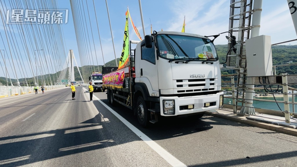 貨車被碎片波及。 貨車被碎片波及。