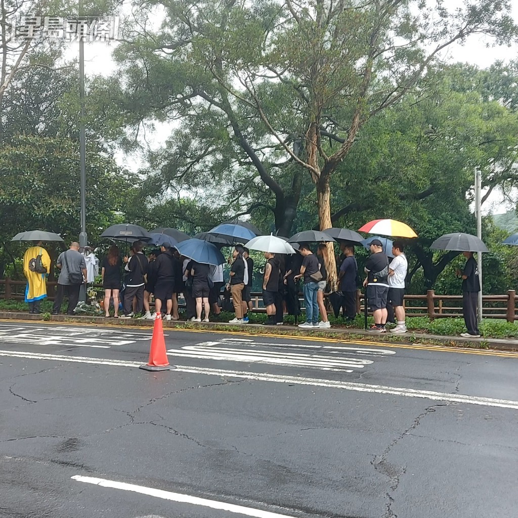 路祭親屬約有40人。曾海帆攝 路祭親屬約有40人。曾海帆攝