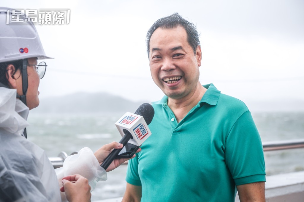 劉先生落街「吹風」，認為「韋帕」風力雖較去年的「桃之」及「摩羯」強勁，但不會有危險。何家豪攝