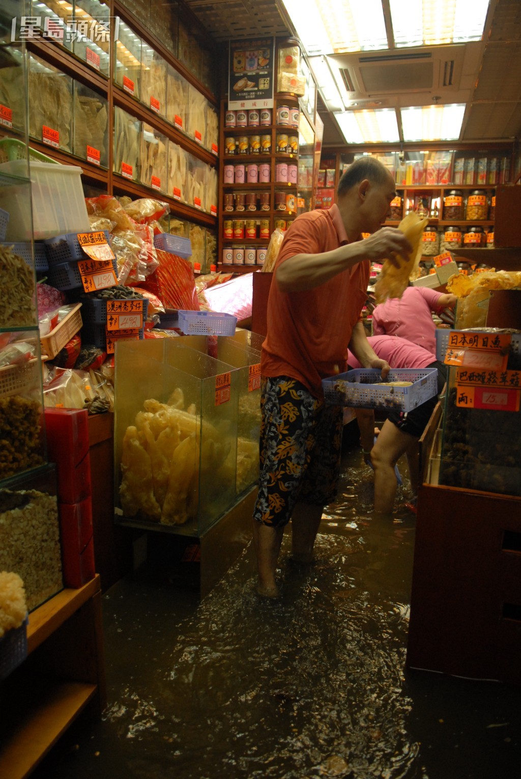 永樂街多家海味店的貴價海味都被泡水，損失過百萬元。資料圖片