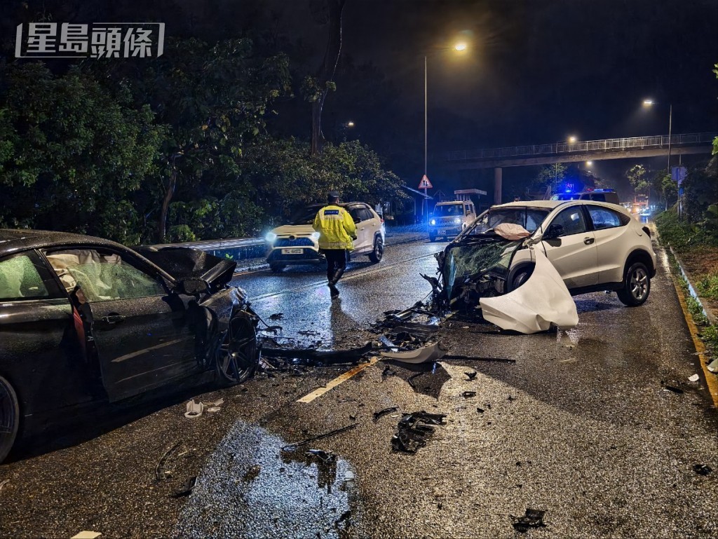 两辆私家车于大埔公路沙田岭段近金山路对开发生相撞。尹敬堂摄