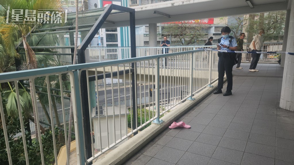 警员封锁天桥范围。