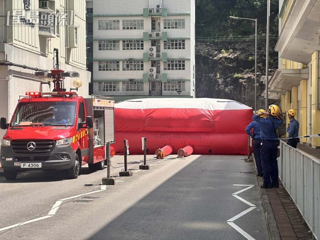 消防员开气垫戒备。