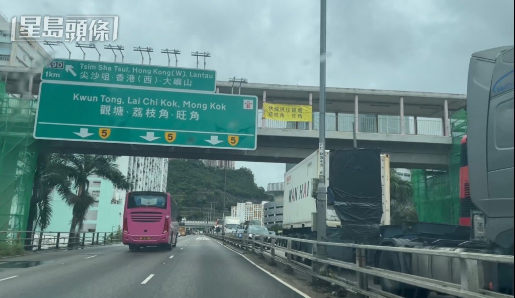 現場路段豎起兩個綠色指示牌。 現場路段豎起兩個綠色指示牌。