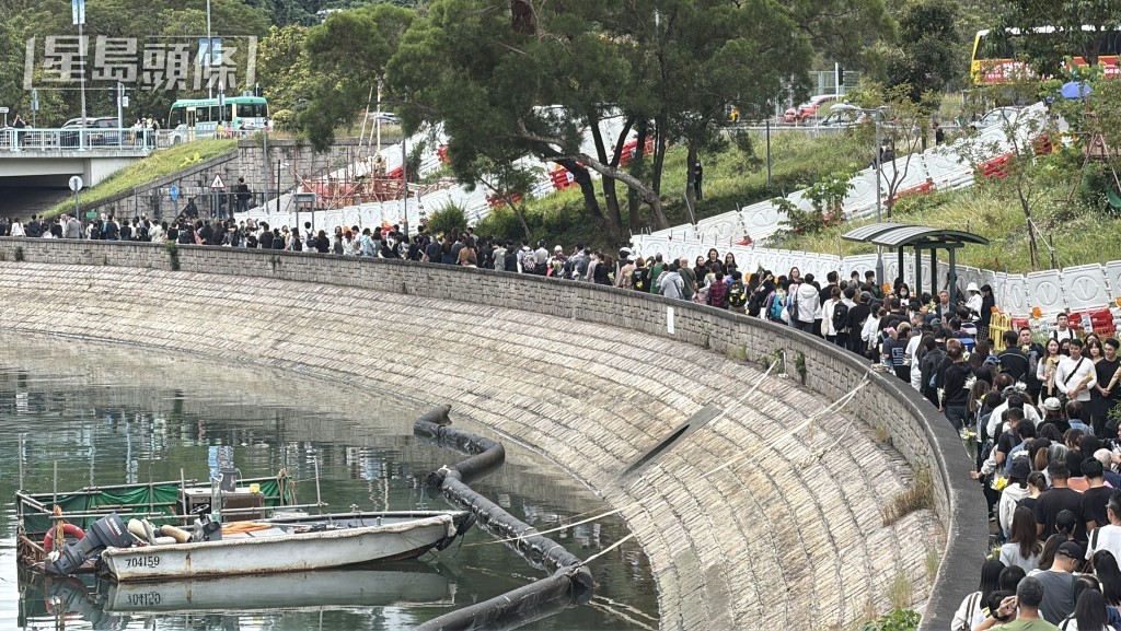 逾千名市民赴大埔獻花,人龍長達1.5公里。梁國峰攝 逾千名市民赴大埔獻花,人龍長達1.5公里。梁國峰攝