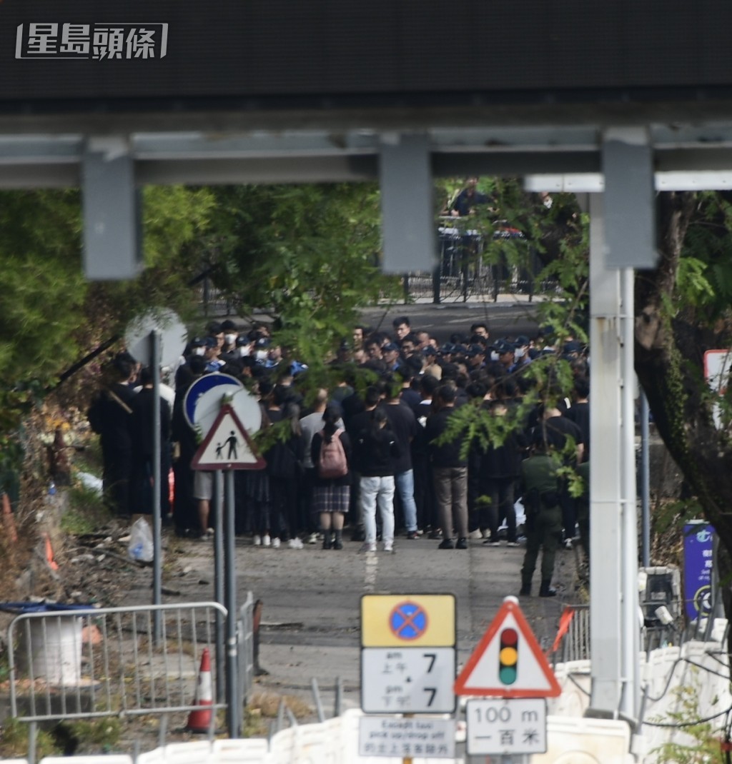 死者家屬到達現場路祭。梁國峰攝 死者家屬到達現場路祭。梁國峰攝