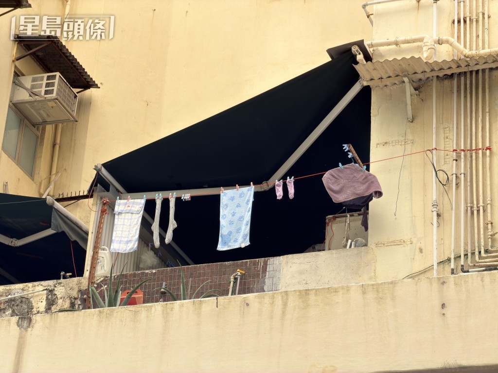 警方相信事主在露台晾曬窗簾時失足墮樓。