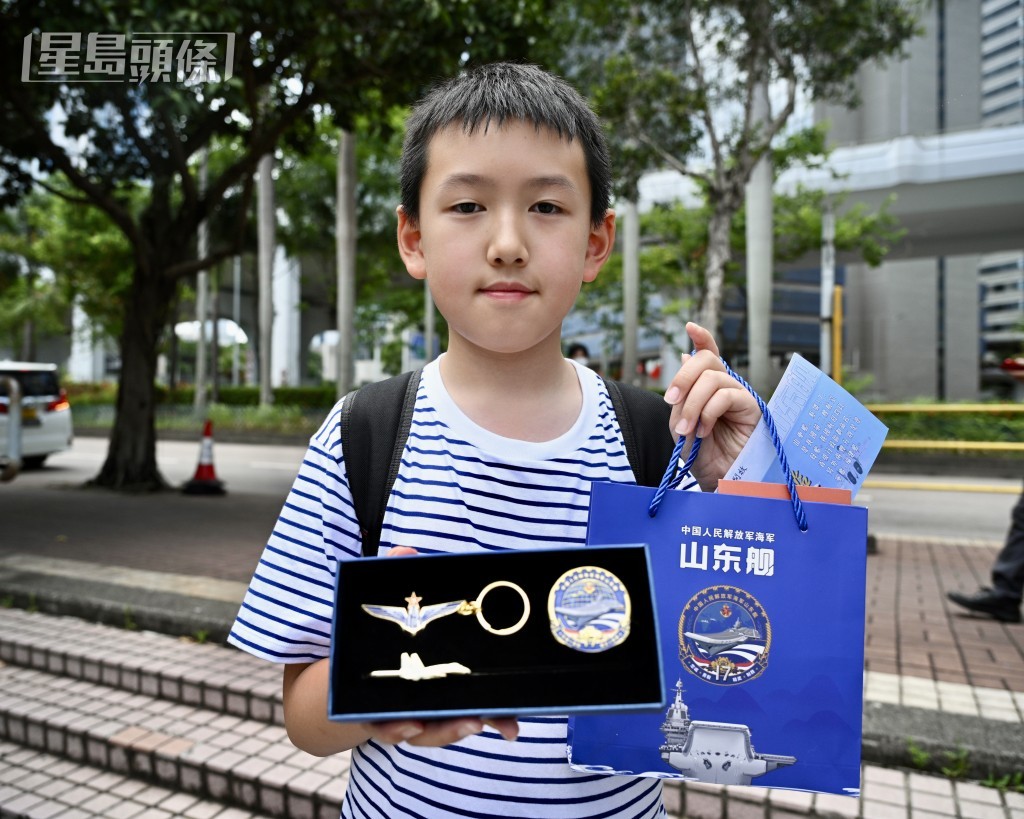 王小朋友驚喜上船後得到山東艦紀念品。蘇正謙攝 王小朋友驚喜上船後得到山東艦紀念品。蘇正謙攝