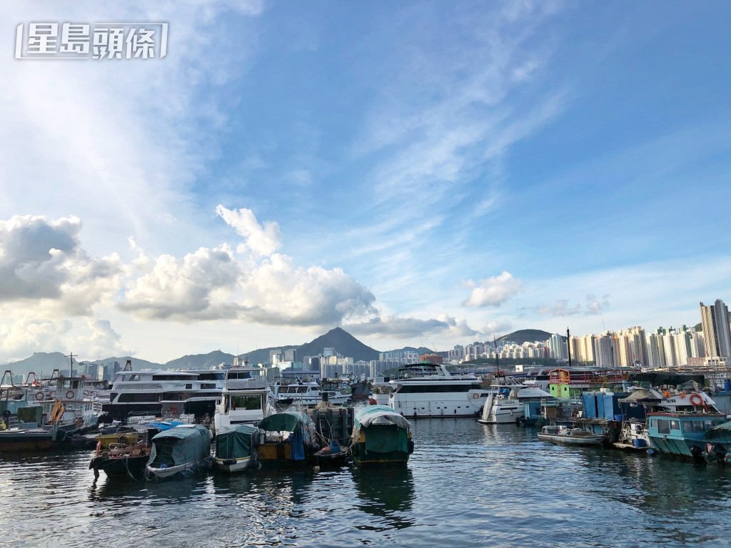 海濱長廊旁邊為避風塘，對岸是九龍的油塘和鯉魚門三家村一帶，還可遠眺飛鵝山和獅子山。資料圖片