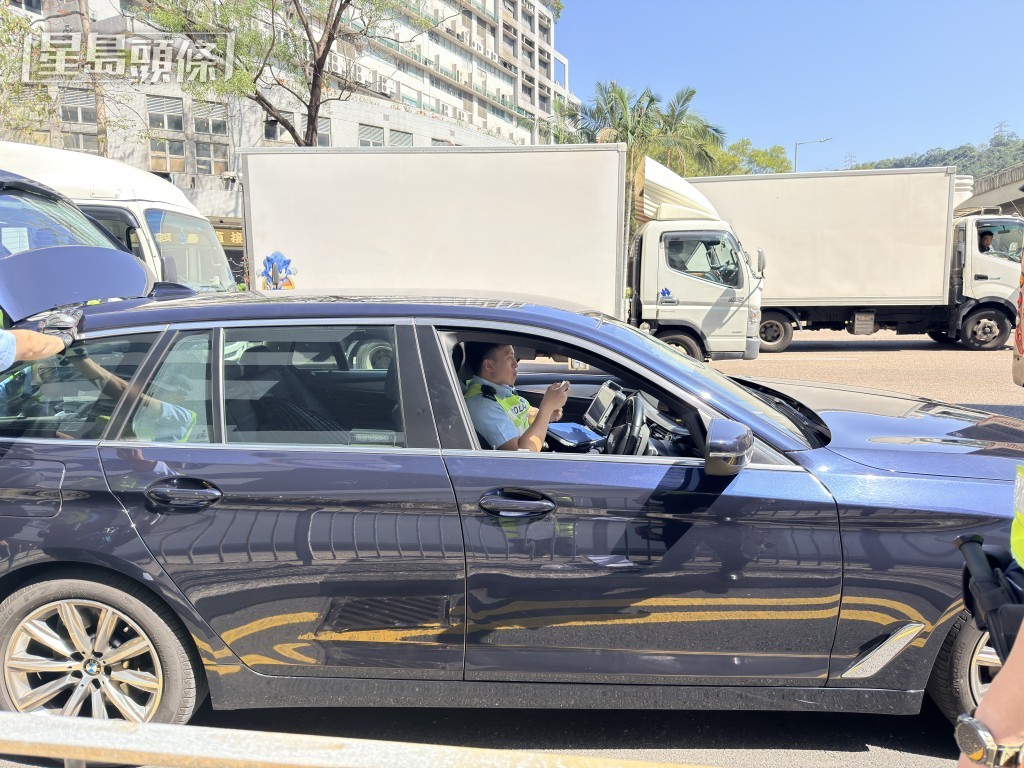 警方隱形戰車損毀。