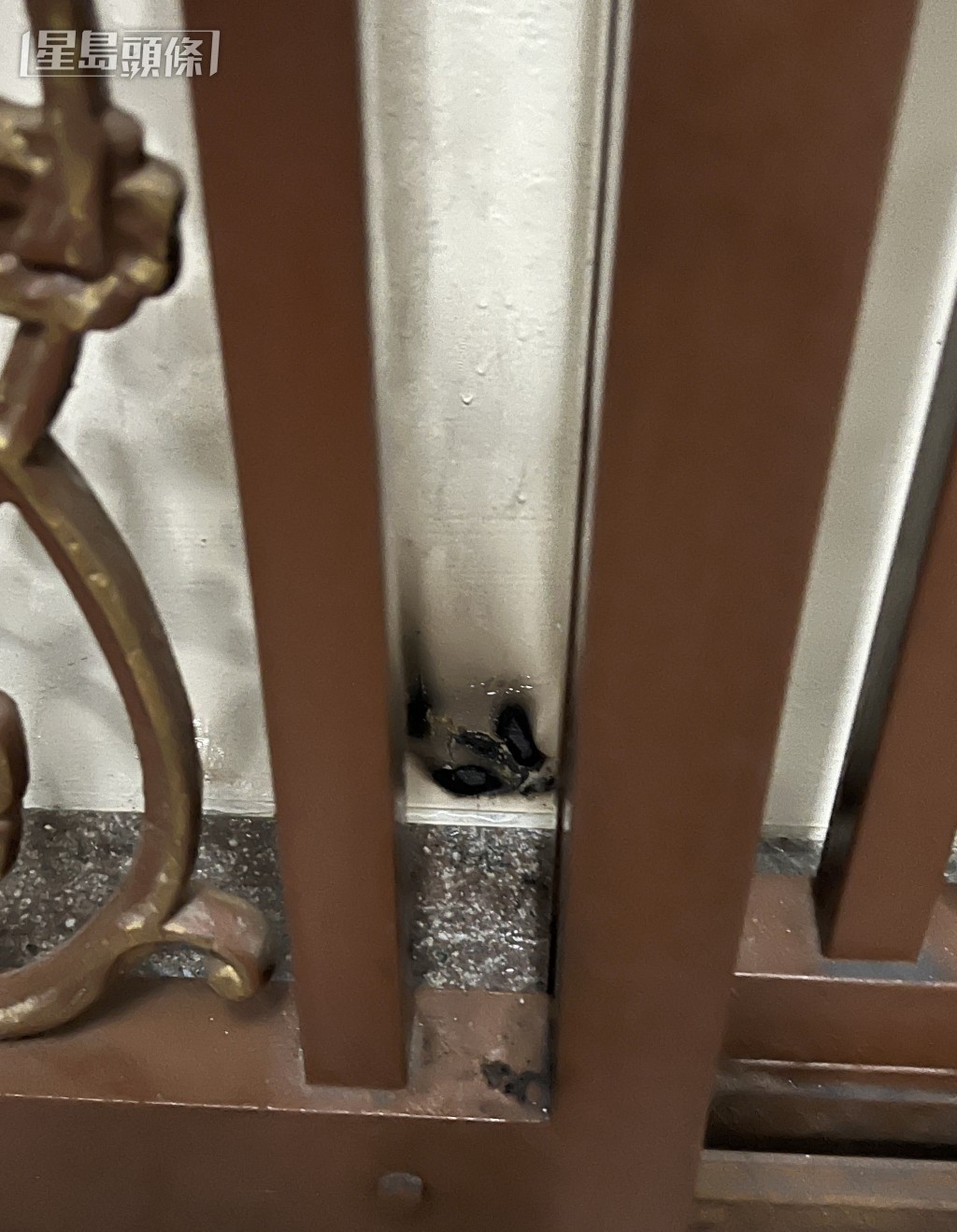 單位門外有被火熏黑的痕迹。許文光攝 單位門外有被火熏黑的痕迹。許文光攝