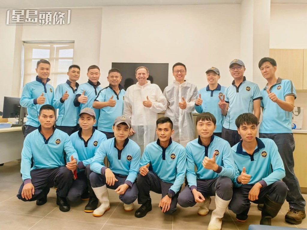 蔡約翰探望一班從化夥記，為他們打打氣。