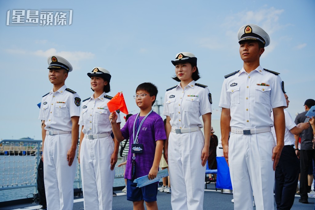 受訪的海軍表示，短短兩日已經感受到香港市民的熱情。