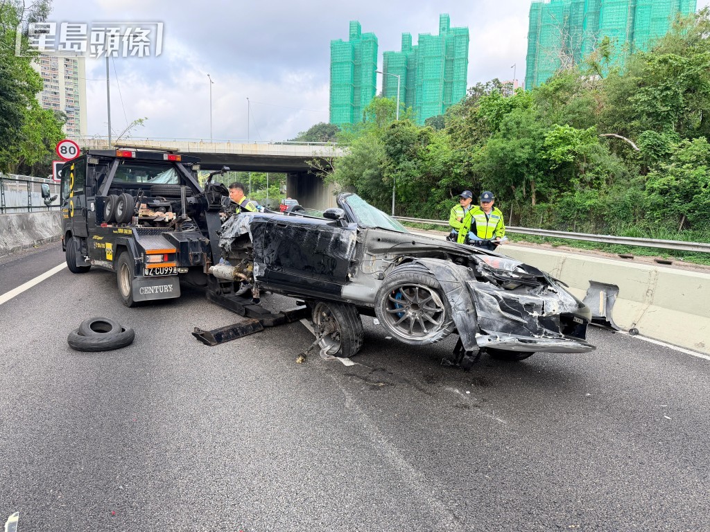 拖車將S2000拖走。