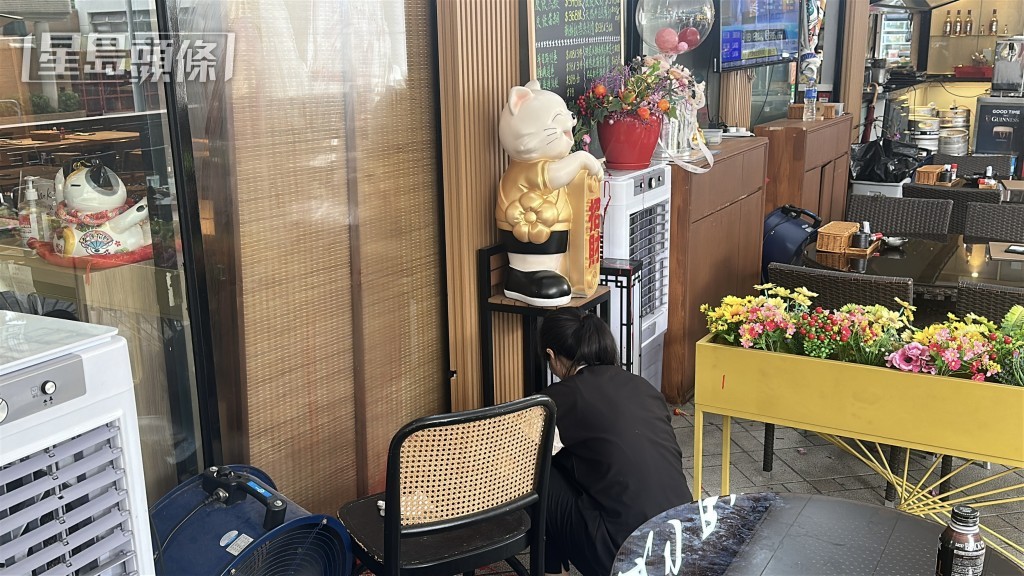 職員清理善後。 職員清理善後。