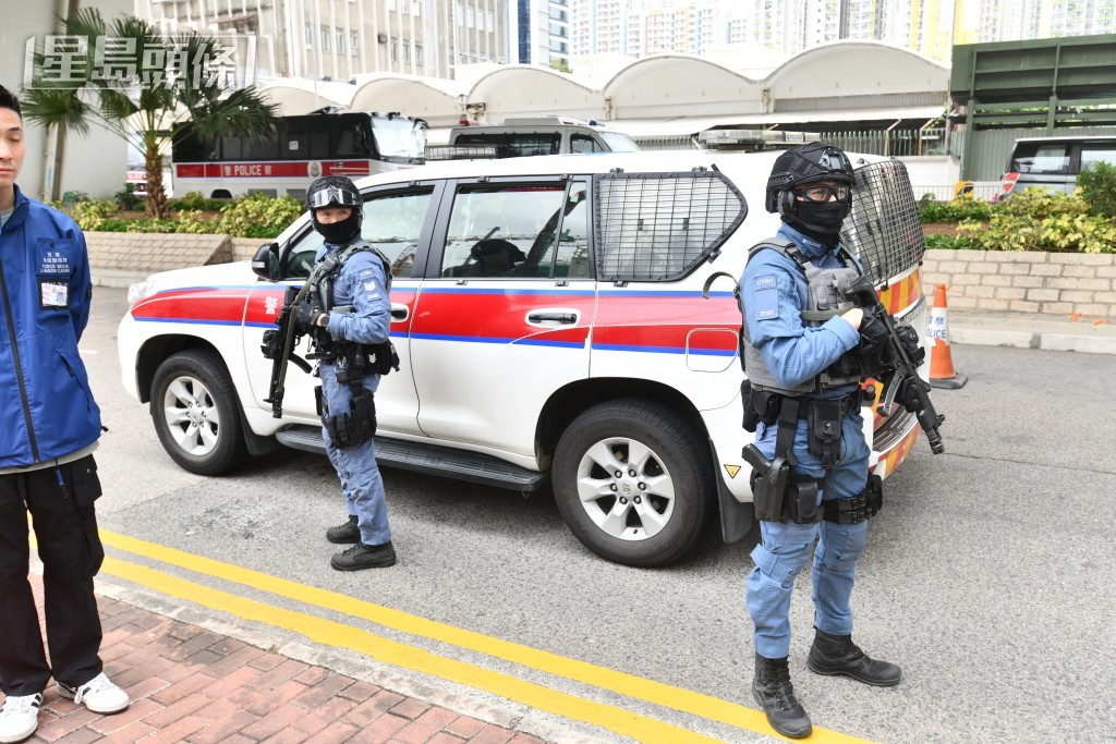 荷槍實彈的警員在場戒備。盧江球攝 荷槍實彈的警員在場戒備。盧江球攝