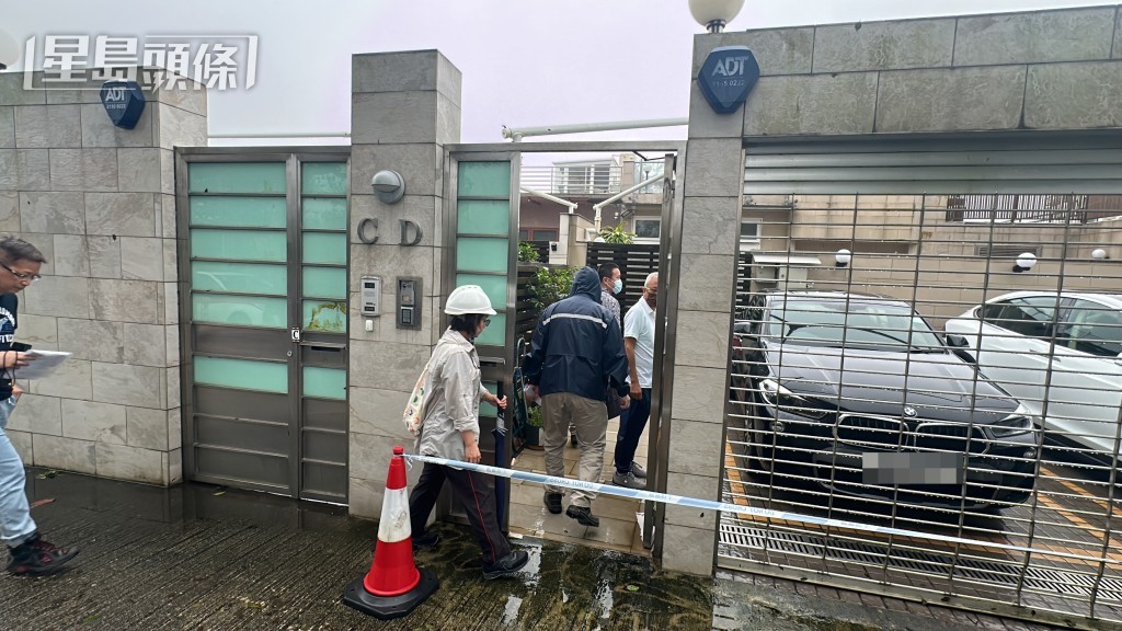 地政总署人员进入屋内。梁国峰摄