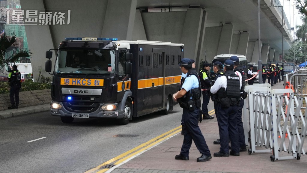 張劍虹乘坐囚車抵法院。蘇正謙攝 張劍虹乘坐囚車抵法院。蘇正謙攝