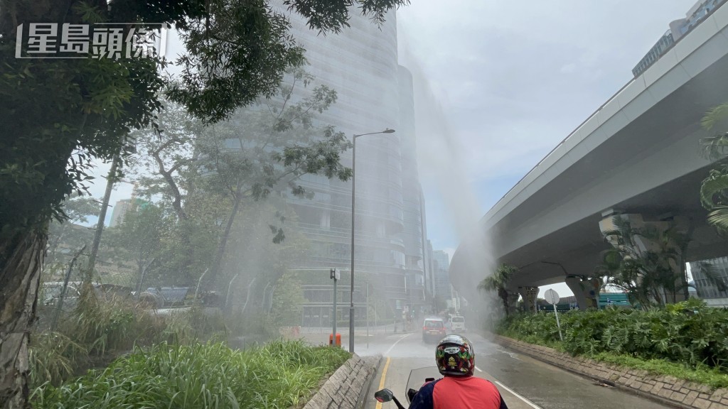 鹹水管爆裂噴出約20米高水柱。楊偉亨攝