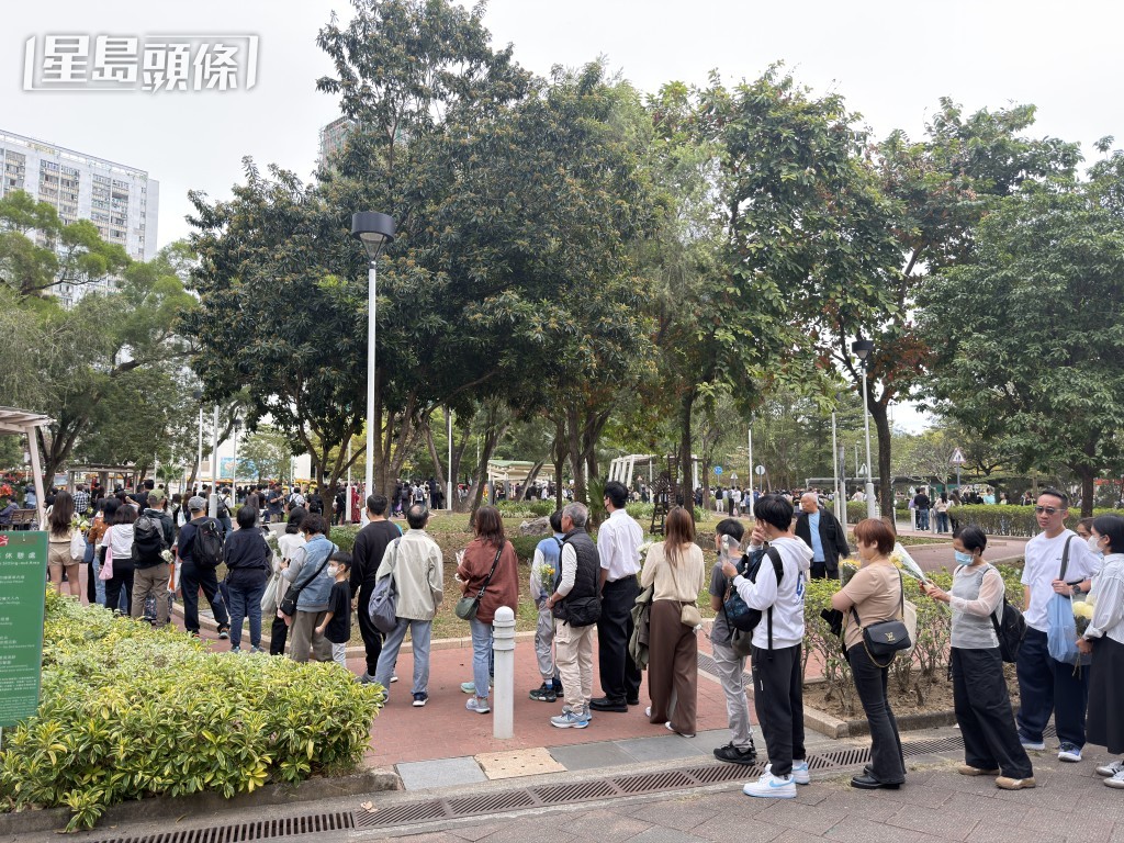 逾千名市民赴大埔獻花,人龍長達1.5公里。梁國峰攝 逾千名市民赴大埔獻花,人龍長達1.5公里。梁國峰攝