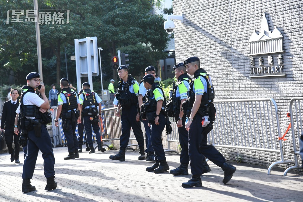 警員在法院外維持秩序。何健勇攝