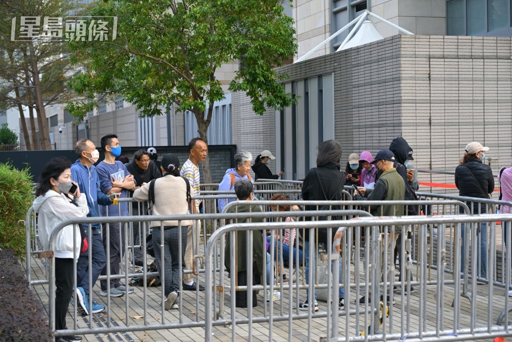 巿民一早排隊等候入庭旁聽結果。蘇正謙攝