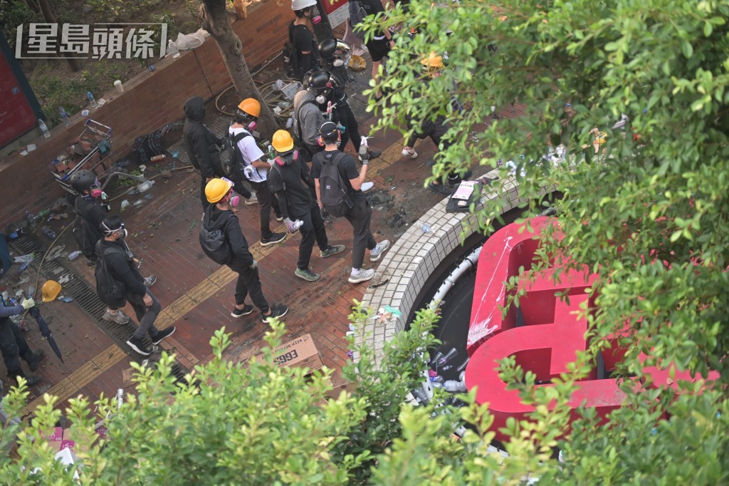 当日大批示威者占据理工大学并与警爆发激烈冲突。资料图片