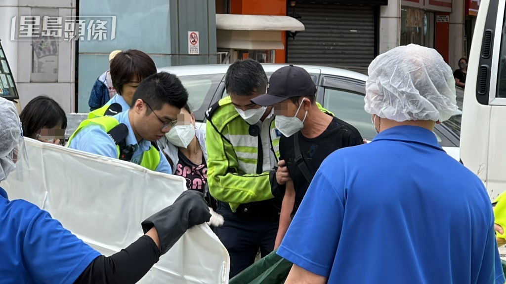 親友傷心認屍。梁國峰攝