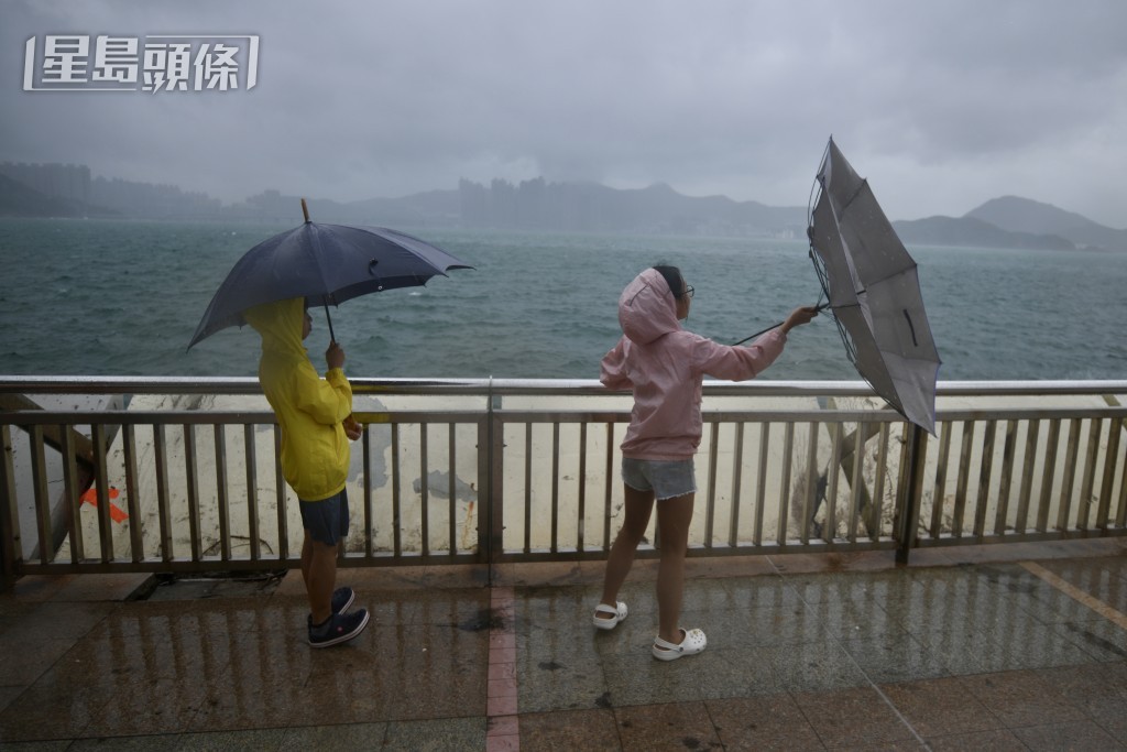 預計到今晚至明早會轉吹東風，屆時東面的杏花邨及鯉魚門等一帶會感覺風力會較大。資料圖片