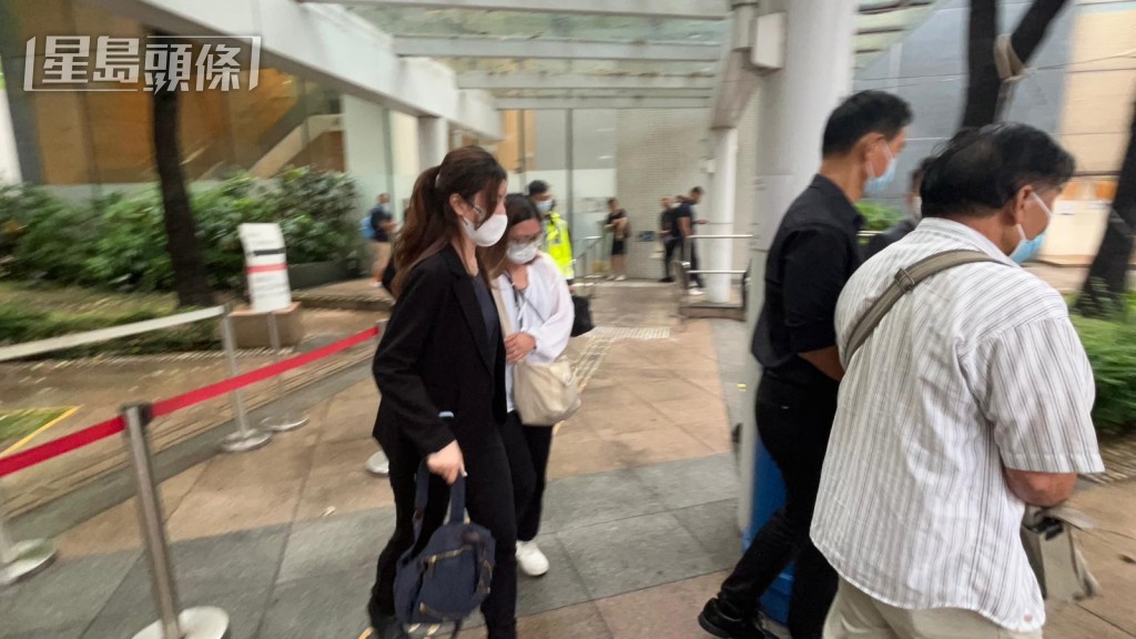 女死者的親屬認屍後離開。