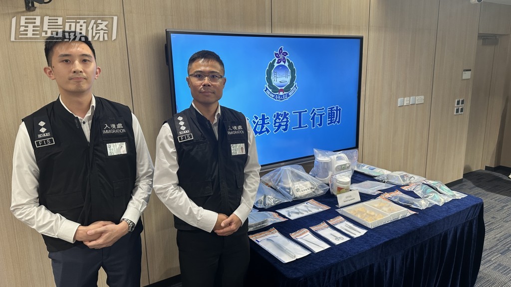 入境處總入境事務主任戴冠豪(右),與入境事務主任韓君傑。 入境處總入境事務主任戴冠豪(右),與入境事務主任韓君傑。