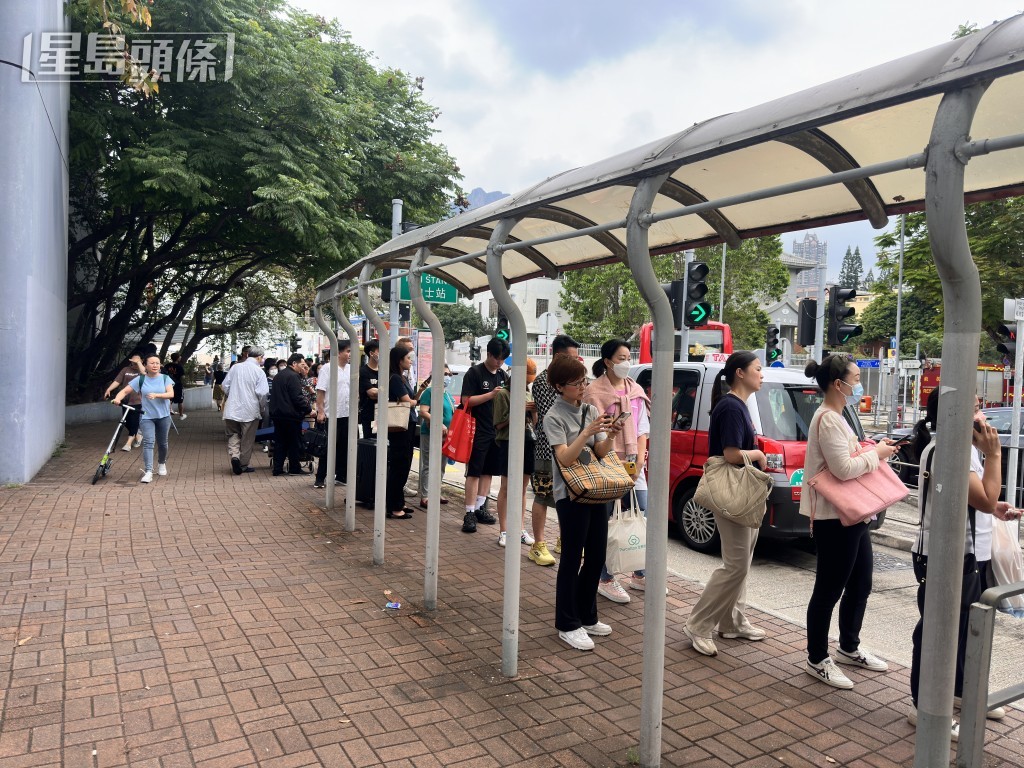 港鐵安排免費接駁巴士。梁國峰攝