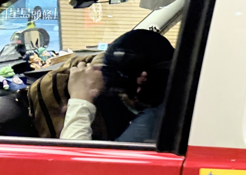 林俊一载帽、口罩和太阳镜,将容貌包得严严实实,躱避镜头。黄巧儿摄 林俊一载帽、口罩和太阳镜,将容貌包得严严实实,躱避镜头。黄巧儿摄