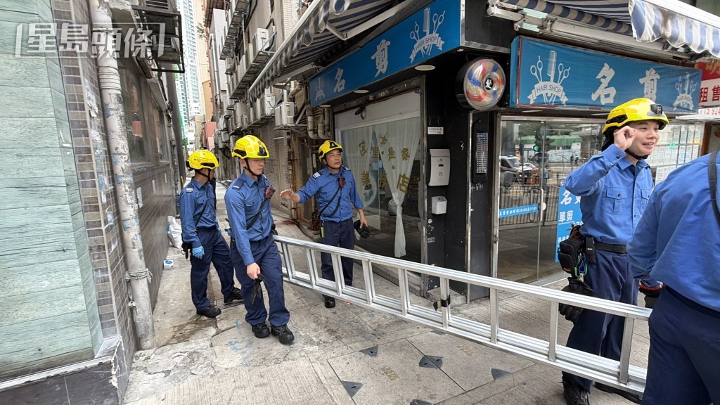 消防員出動鋼梯將老翁救下。