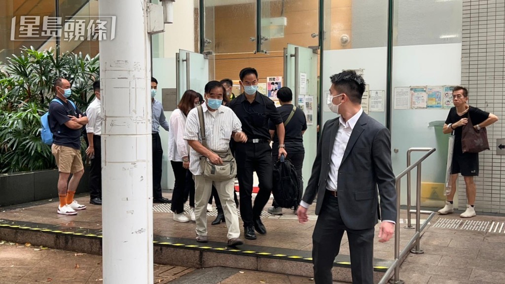 女死者的親屬認屍後離開。