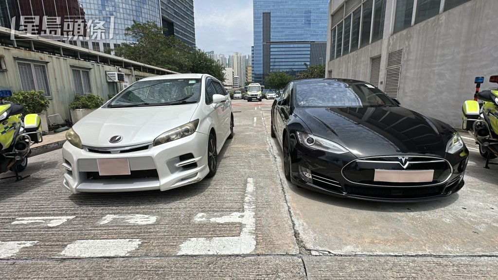 涉案的2輛「白牌車」。劉漢權攝 涉案的2輛「白牌車」。劉漢權攝