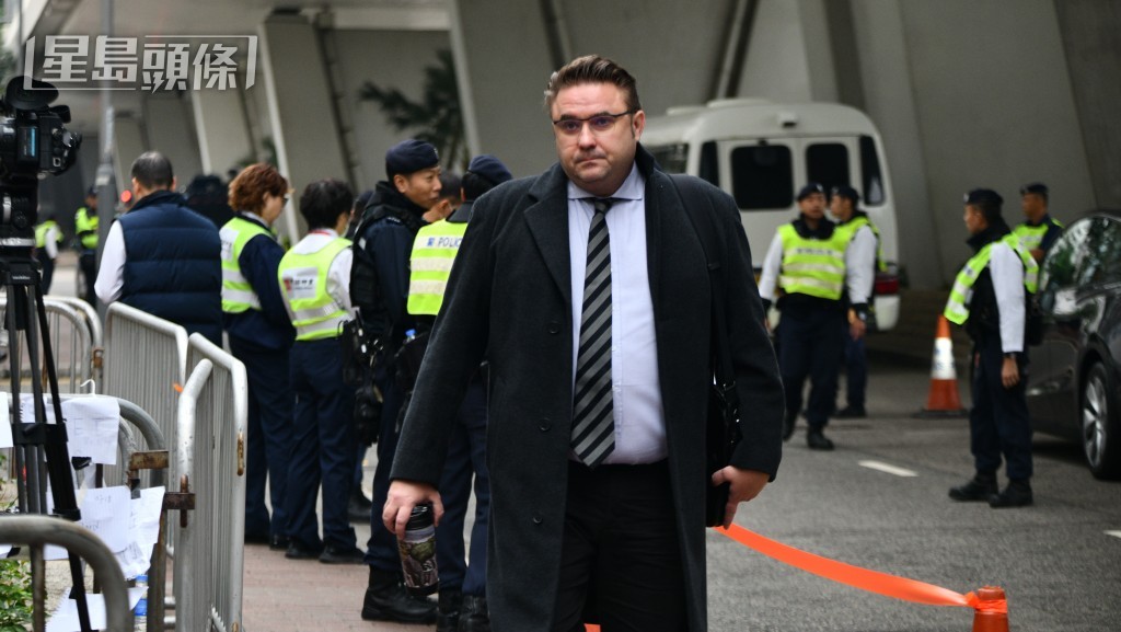 奧地利副總領事Isidor Nikolic今早亦到庭排隊等候旁聽。盧江球攝 奧地利副總領事Isidor Nikolic今早亦到庭排隊等候旁聽。盧江球攝