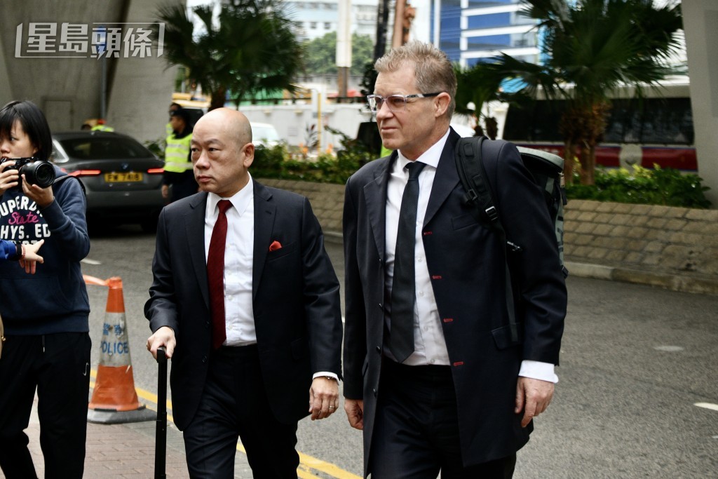 黎智英法律团队中来自新西兰御用大律师Marc Corlett（右）和香港的资深大律师彭耀鸿（左）。卢江球摄