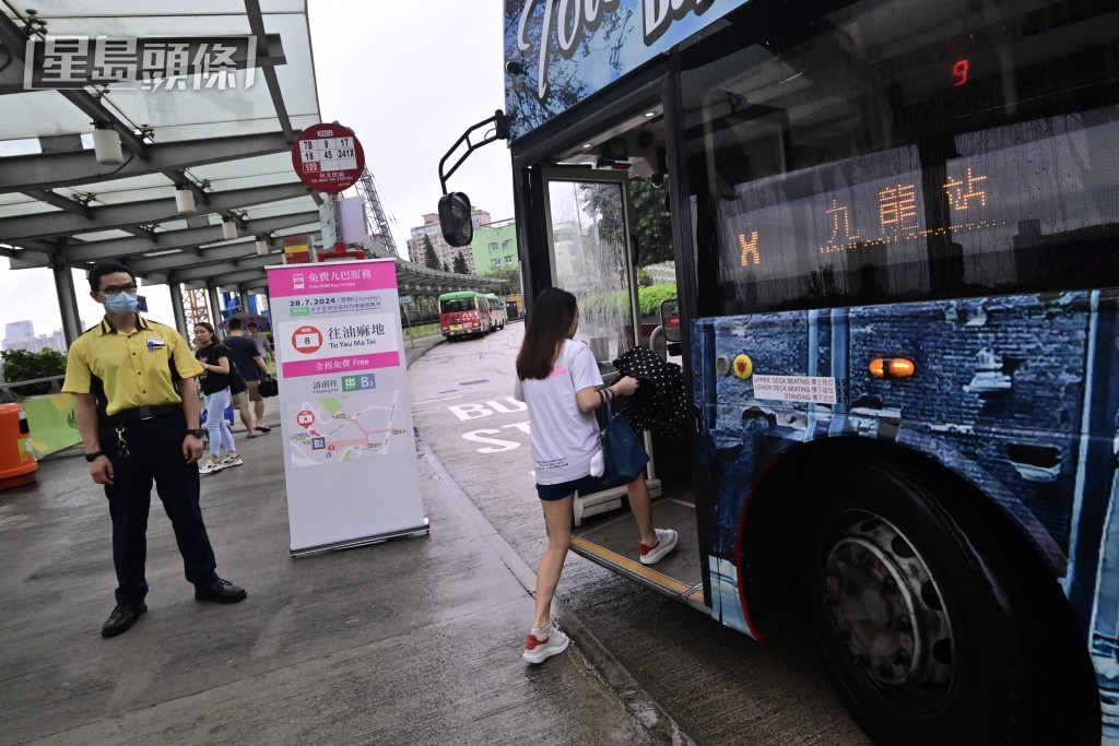 有職員在場協助乘客。陳極彰攝 有職員在場協助乘客。陳極彰攝