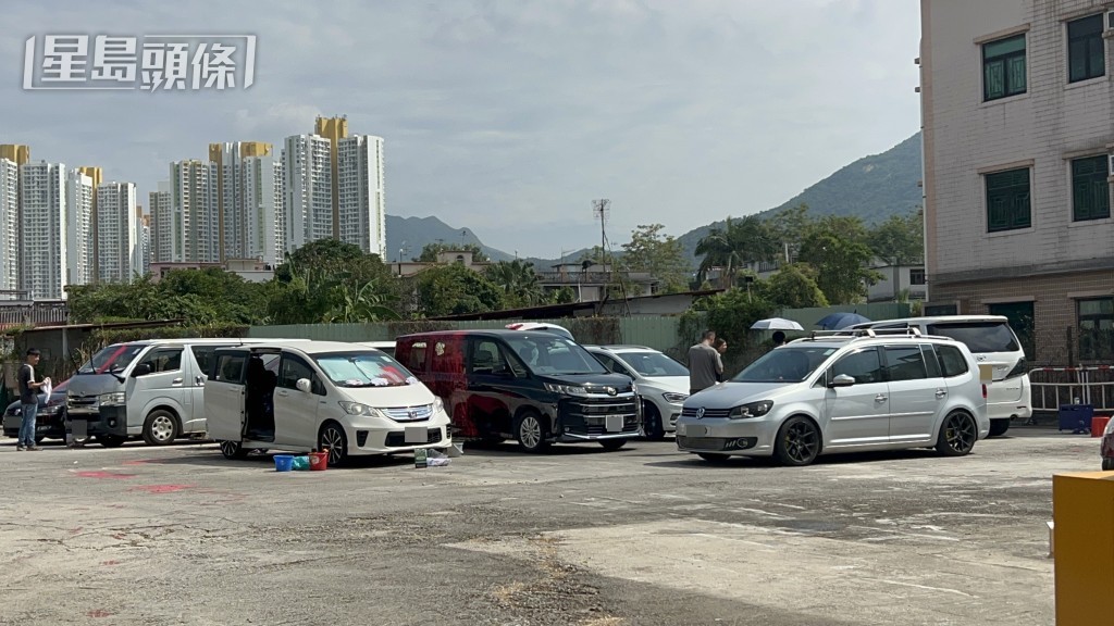 有車輛大面積車身沾上紅油。