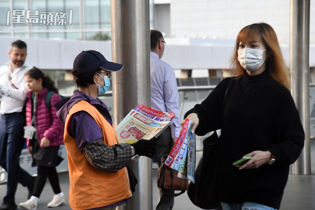 市民取閱附送《提紙》的免費報紙。