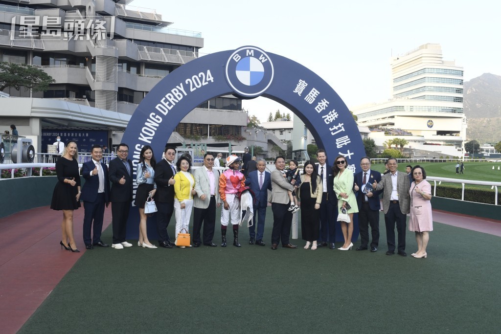 「桃花雲」馬主曾祥顯和家人一起拉頭馬，分享喜悅。